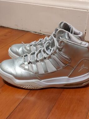 Silver Jordan Max Aura SE Matalic Silver Kids Size